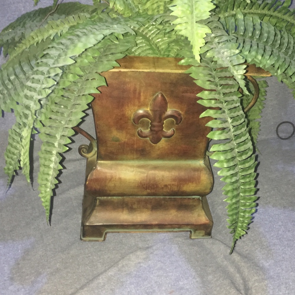 Small Metal Planter with Fluer-de-lis